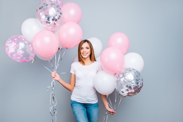 Het mooie vrouw stellen met ballons