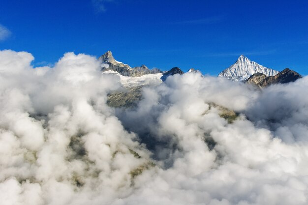 Het mooie Zwitserse landschap van Alpen met berg in wolkenmening in de zomer