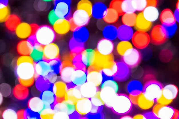 Het nachtlicht bokeh van lichten verfraait de Kerstmis en het Nieuwjaar