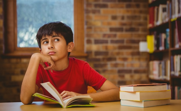 Het nadenkende boek van de jongenslezing in bibliotheek