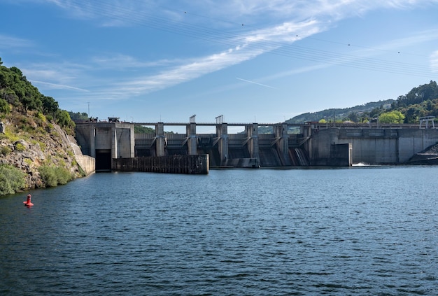 Het naderen van de Barragem do Carrapatelo-dam en de sluis op de rivier de Douro bij Porto