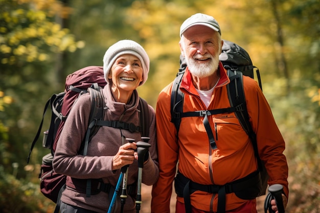 Het natuuravontuur van een bejaard echtpaar tijdens een wandeling door een groen landschap