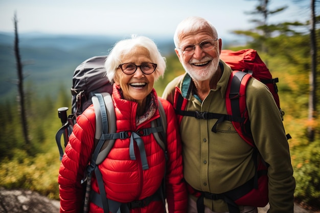 Het natuuravontuur van een bejaard echtpaar tijdens een wandeling door een groen landschap