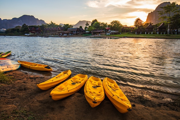 Het natuurlijke is nog steeds zuiver en mooi in Vang Vieng, Laos.