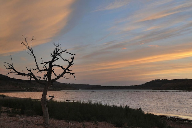 Het negatin-reservoir in de loop van de Guadiana Menor-rivier