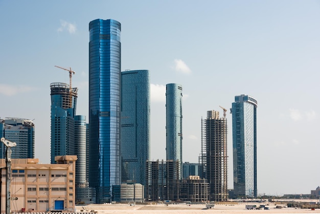Het nieuwe district van Abu Dhabi met wolkenkrabbersbouw. Verenigde Arabische Emiraten