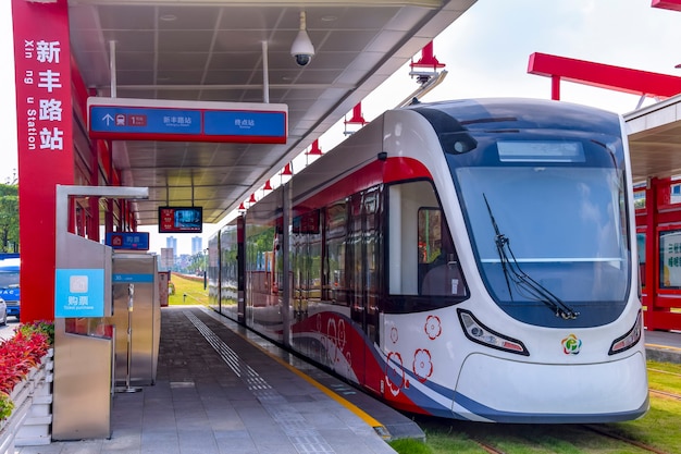 Het nieuwe tramsysteem in de economische en technologische ontwikkelingszone van het district Huangpu in Guangzhou