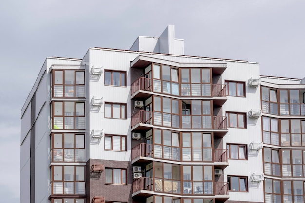 Het nieuwe woongebouw met meerdere verdiepingen