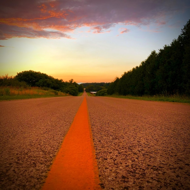 Foto het niveau van het wegoppervlak ten opzichte van de lucht bij zonsondergang