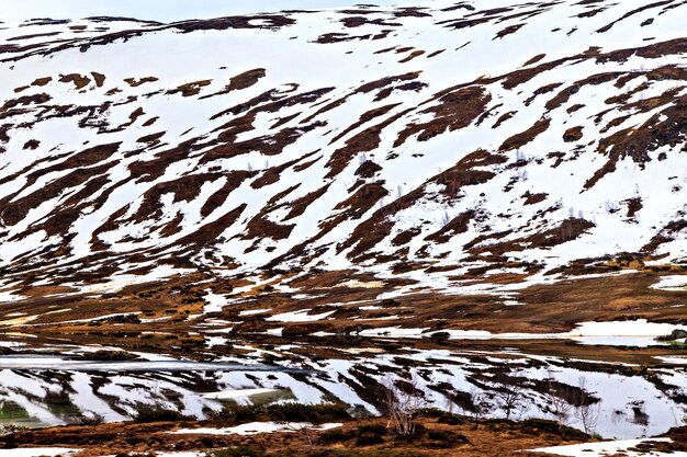 Het Noorse landschap: besneeuwd bergoppervlak