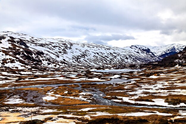 Het Noorse landschap: besneeuwd bergoppervlak