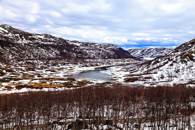 Het Noorse winterlandschap: bergen en meer