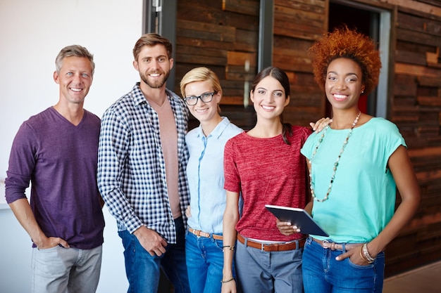 Het nummer één team in het spel Portret van een groep ontwerpers die op kantoor staan