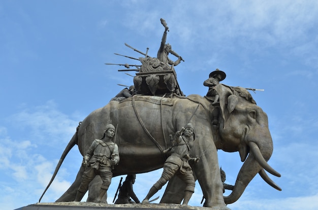 Het olifantsstandbeeld in de blauwe hemel, Monument van Koning Naresuan bij Suphanburi-provincie in Thailand