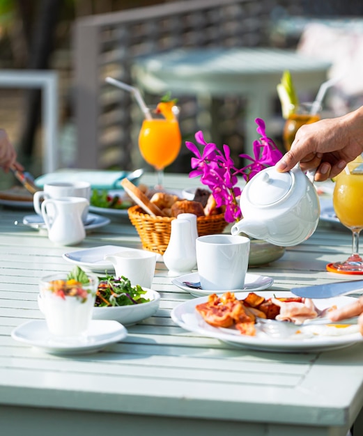 Het ontbijt wordt geserveerd met koffie, het ontbijt wordt geserveerd met koffie, jus d'orange, croissants, ontbijtgranen en