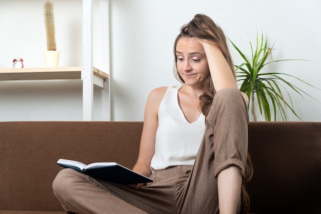 Het ontevreden jonge boek van de vrouwenlezing thuis