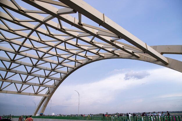 Het ontwerp van de metalen structuur van de bovenkant van de brug onder de blauwe hemel in Bangladesh