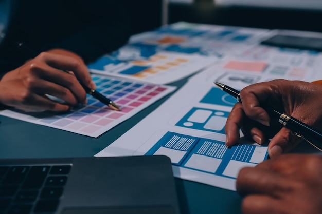 Het ontwerpteam is bezig met het ontwerpen van het uxui-systeem om het uxui'systeem goed te laten werken op nieuwe telefoons en systeemupdates te ondersteunen Website-ontwikkelingsconcept UI UX front-end ontwerper
