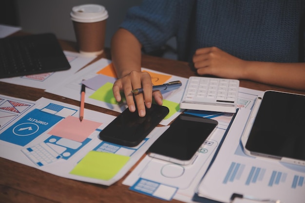 Het ontwerpteam is bezig met het ontwerpen van het uxui-systeem om het uxui'systeem goed te laten werken op nieuwe telefoons en systeemupdates te ondersteunen Website-ontwikkelingsconcept UI UX front-end ontwerper