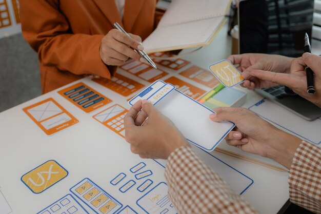 Het ontwikkelteam adviseert over het ontwerp van de website UX UI ze werken aan het project van ux ui interface innovatie van ux ui ontwikkelteam bespreekt hun project
