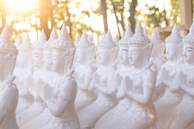 Het onvolledige standbeeld van de Boeddhismegod in openbare tempel in Thailand