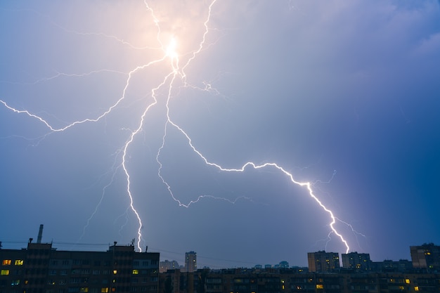 Het onweer op de achtergrond van de stad. avond nacht tijd