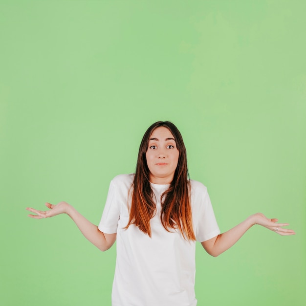 Het onzekere vrouw gesturing met handen