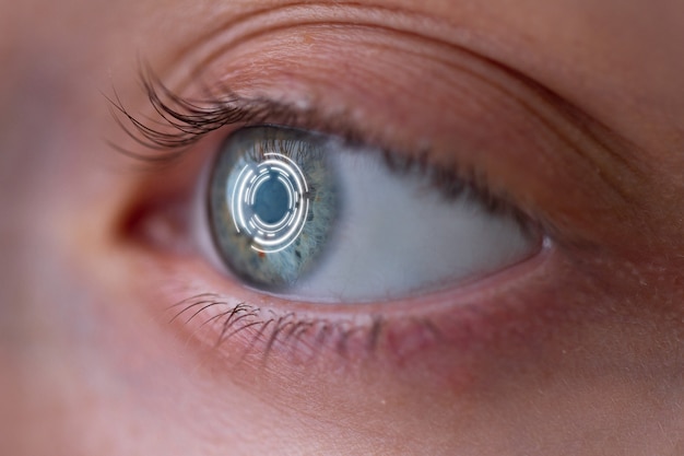 Het oog van de vrouw met slimme contactlens met digitale en biometrische implantaten om het oculaire netvlies dicht omhoog te scannen