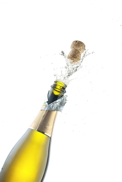 Het openen van een fles champagne op een witte achtergrond