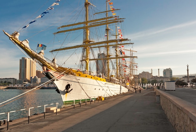 Het opleidingszeilschip ligt afgemeerd aan de pier