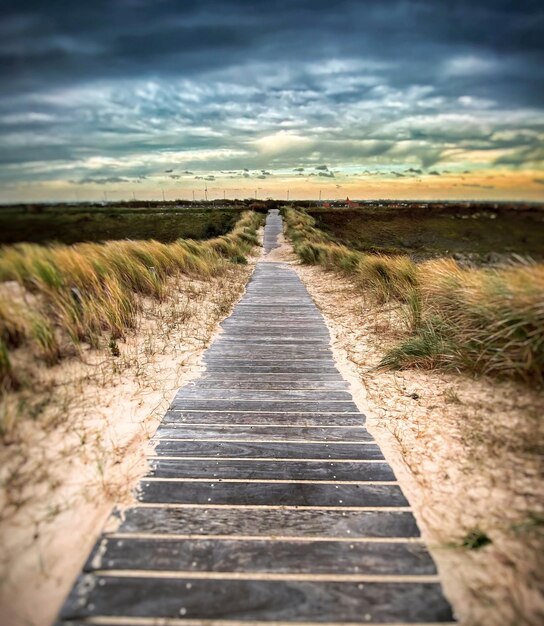 Foto het oppervlak van de lege weg ten opzichte van de lucht