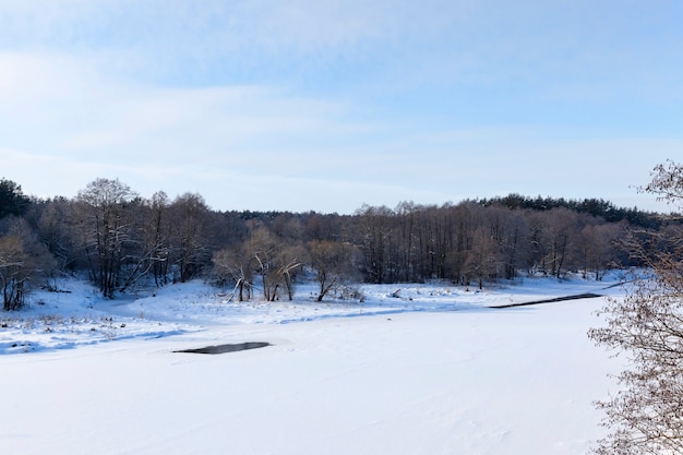 Het oppervlak van de rivier bedekt met ijs en sneeuw, bevroren in het winterseizoen