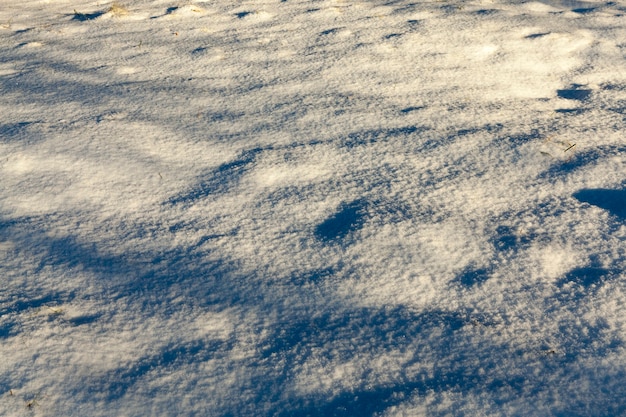 Het oppervlak van de sneeuw drijft tijdens zonsondergang, close-up in de winter