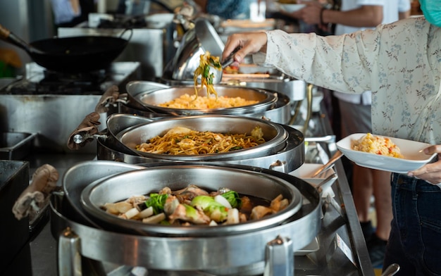 het opscheppen van het eten catering diner tijd