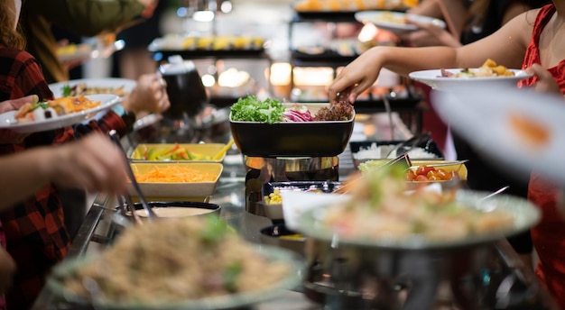 het opscheppen van het eten catering diner tijd