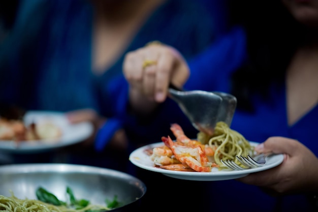 het opscheppen van het eten catering diner tijd