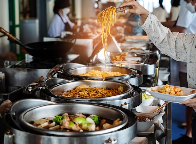 het opscheppen van het eten catering diner tijd