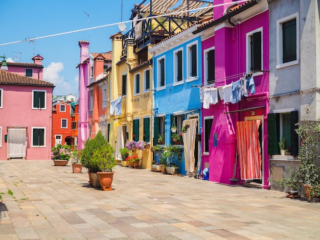 Het oriëntatiepunt van Venetië, Burano-eilandkanaal, kleurrijke huizen en boten, Italië.