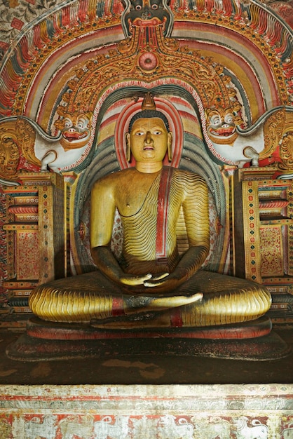 Het oude beeld van Boedha in de holen van de Tempel van de Rots Dambulla Sri Lanka