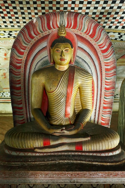 Het oude beeld van Boedha in de holen van de Tempel van de Rots Dambulla Sri Lanka