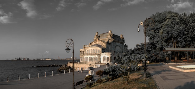 Het oude casino in Constanta, Roemenië