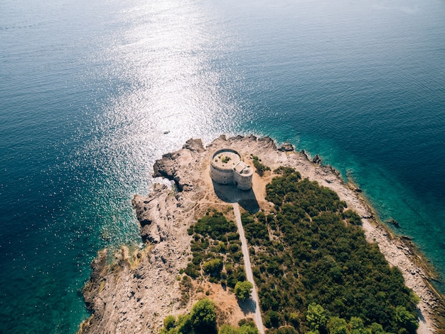 Het oude fort Arza bij de ingang van de baai van Kotor in Montenegro in de Adriatische Zee aan de