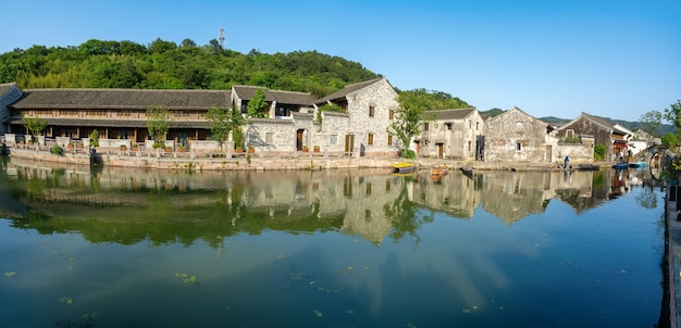 Het oude gebouw aan het meer, de oude straat Hanling, Ningbo, Zhejiang, China