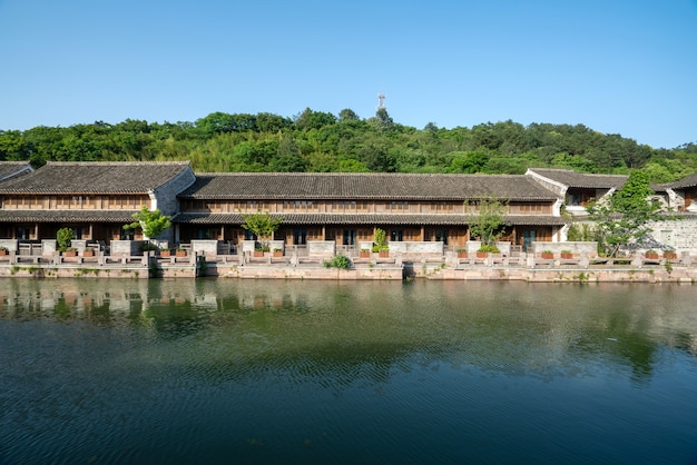 Het oude gebouw aan het meer, de oude straat Hanling, Ningbo, Zhejiang, China