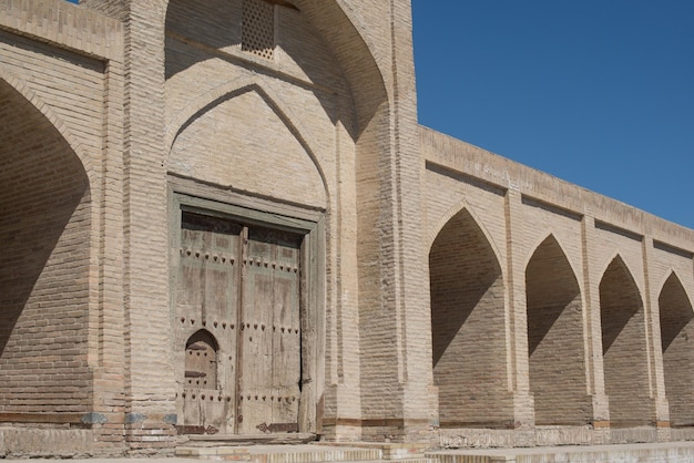 Het oude gebouw de muur met bogen Oude gebouwen van middeleeuws Azië Bukhara Oezbekistan