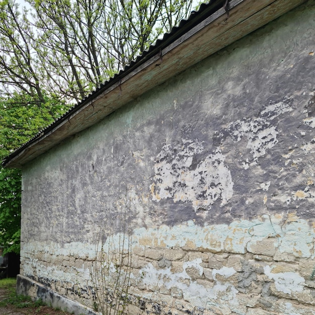 Het oude gebouw is geschilderd in wit en grijs.