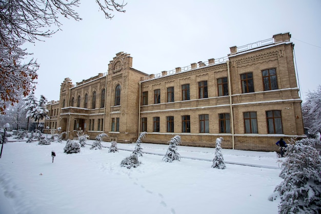 Foto het oude gebouw uit de 19e eeuw in samarkand in de sneeuw