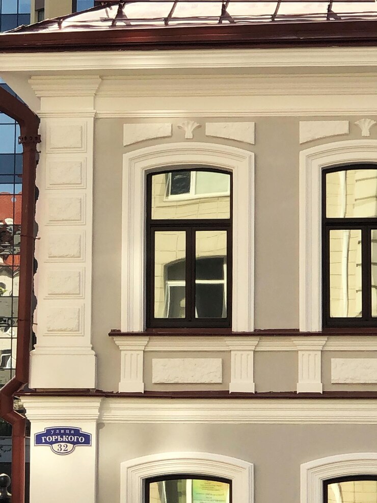 Het oude gebouw van pre-revolutionair Rusland in de moderne realiteit.