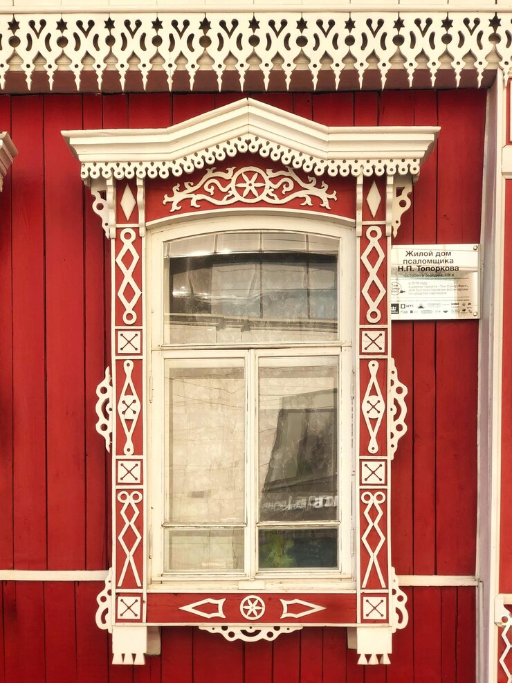 Het oude gebouw van pre-revolutionair Rusland in de moderne realiteit.