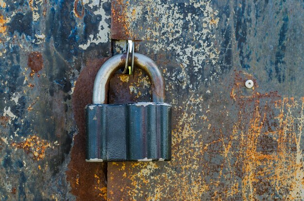 Het oude hangslot op de oude roestige poort